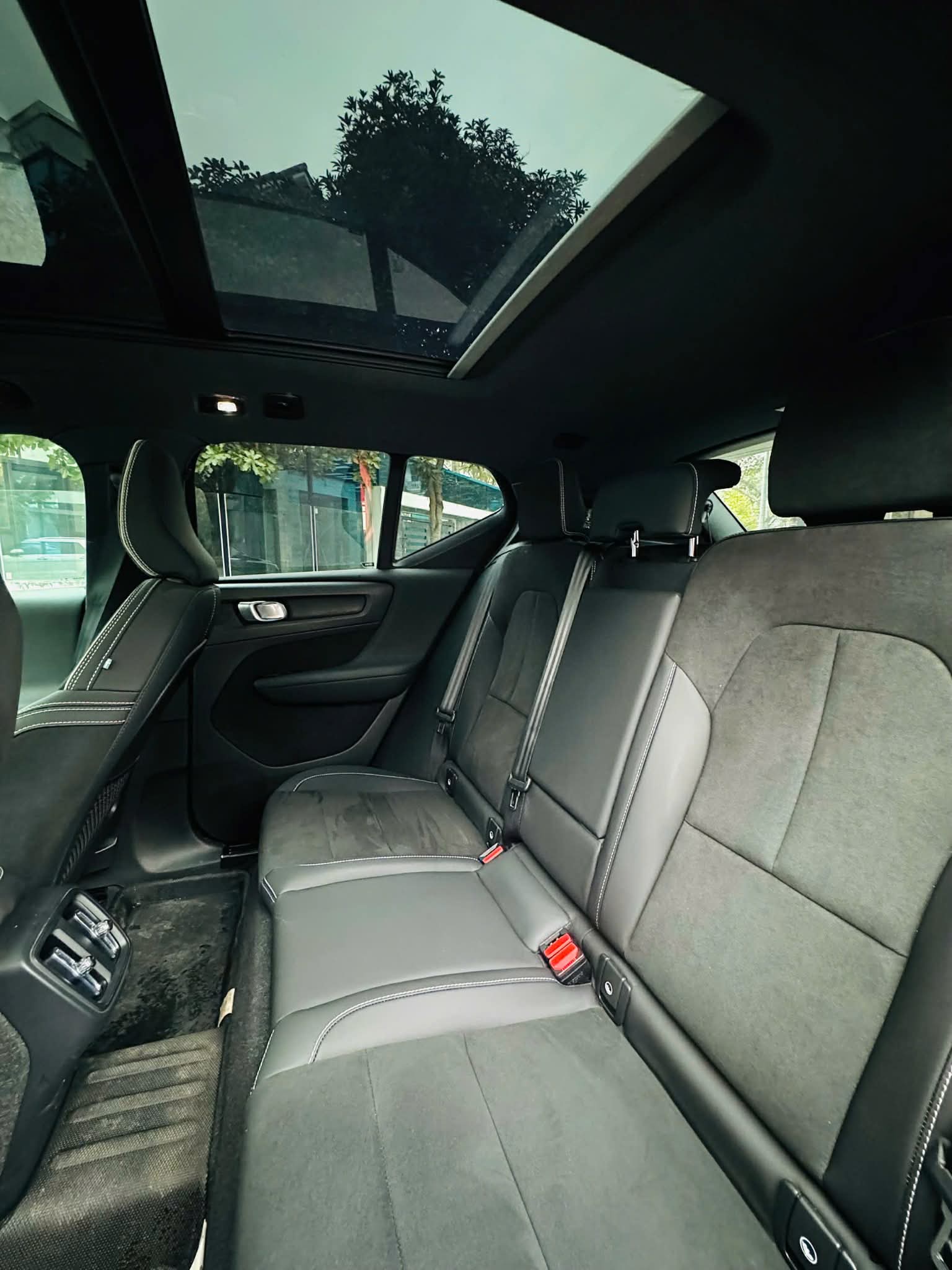 VOLVO XC40 SẢN XUẤT 2023 LĂN BÁNH 18.000 KM XE RẤT MỚI